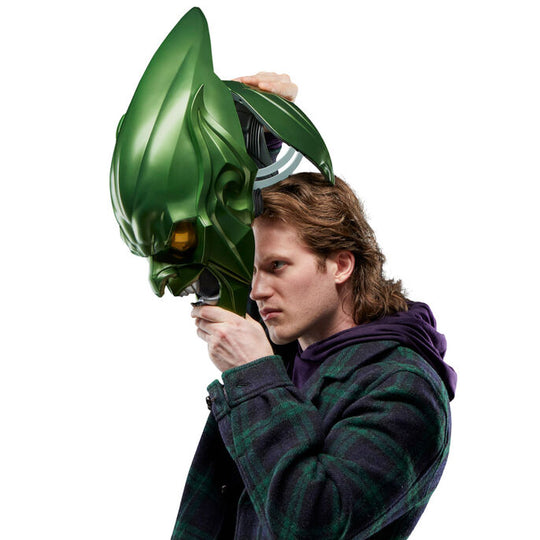 Profil droit du casque Green Goblin avec ses couleurs vives et détails précis