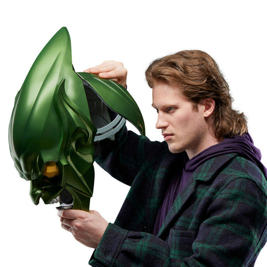 Casque Green Goblin posé sur un support de présentation officiel Marvel Legends