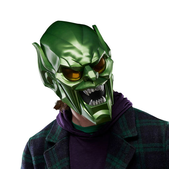 Zoom sur la surface texturée et les craquelures réalistes du casque Green Goblin