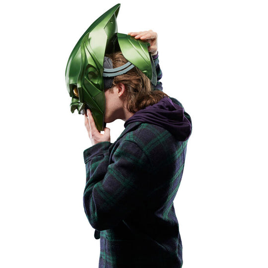 Photo du casque Green Goblin porté par un adulte en cosplay Spider-Man No Way Home
