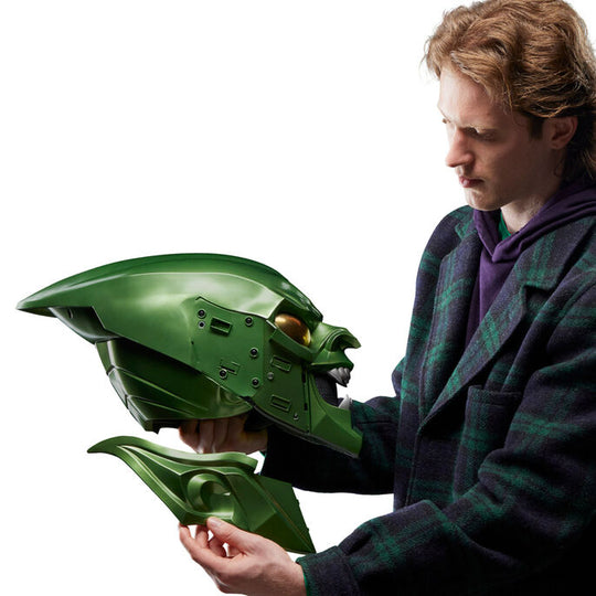 Comparaison du casque Green Goblin avec une figurine Marvel Legends pour échelle