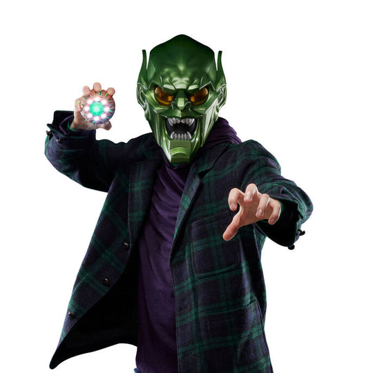 Photo du casque Green Goblin sur fond noir pour un rendu dramatique et réaliste