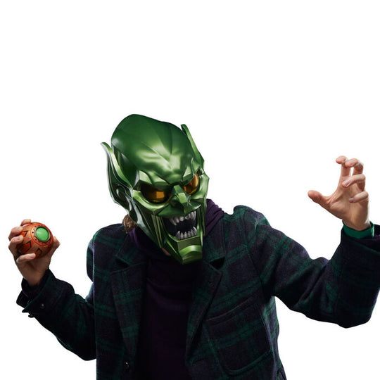 Image détaillée des dents pointues et expressions menaçantes du casque Green Goblin