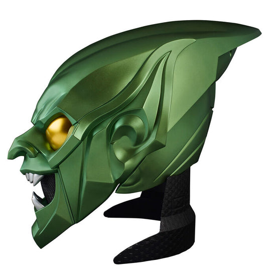 Casque Green Goblin exposé dans une vitrine de collectionneur Marvel