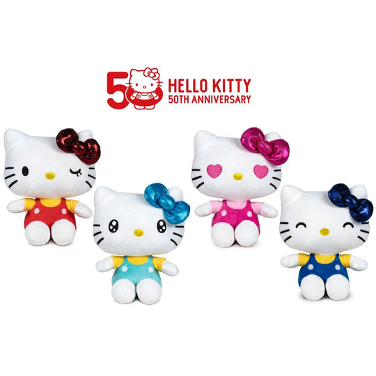Peluche Hello Kitty 50e anniversaire posée sur fond clair mettant en valeur ses finitions