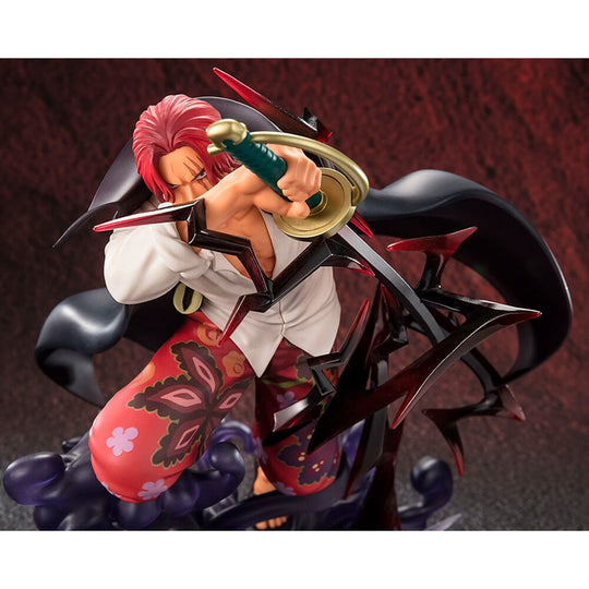 Vue rapprochée de la figurine Shanks S.H Figuarts Zero montrant la texture réaliste des cheveux et des accessoires du personnage