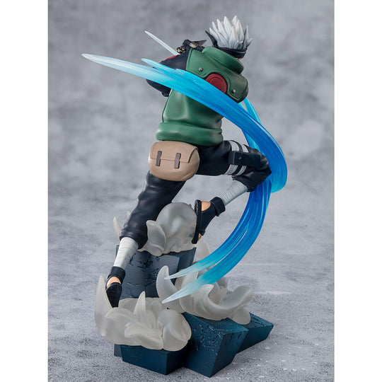 Figurine Kakashi Hatake de Naruto Shippuden en position dynamique, hauteur 20 cm, vue de face