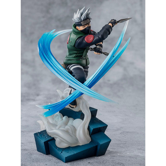 Vue latérale de la figurine Kakashi Hatake montrant les détails du costume et la posture réaliste