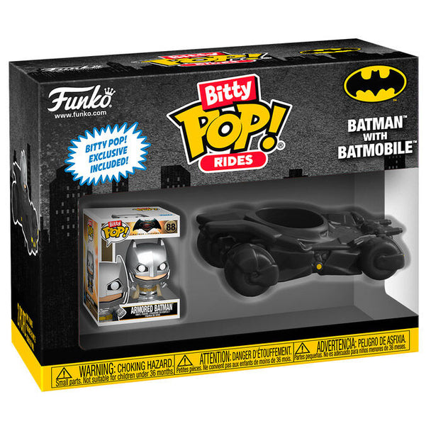 Figurine Funko Bitty POP de Batman en costume noir avec son Batmobile détaillé sur fond blanc