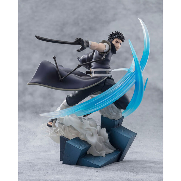 Profil de la figurine Obito Uchiha Figuarts Zero montrant la posture dynamique