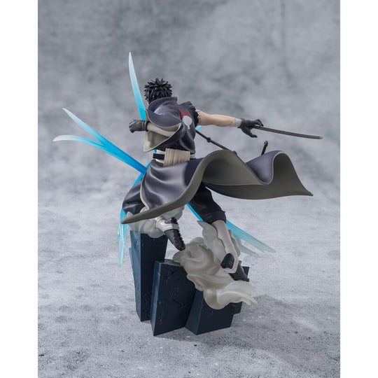 Zoom sur les détails du visage et des vêtements de la figurine Obito Uchiha