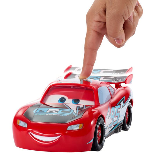 Vue latérale de la voiture de course Lightning McQueen montrant les roues et les cônes en papier inclus