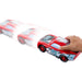 Enfant jouant avec la voiture Lightning McQueen Drift & Race entouré de cônes pour un parcours de course