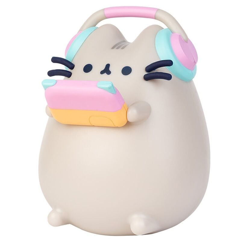 Lampe Pusheen Gamer ERIK allumée sur un bureau en bois clair avec ambiance cosy