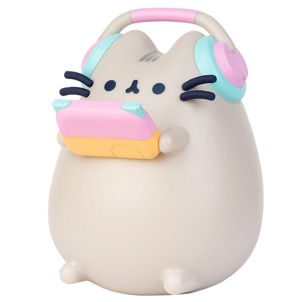 Lampe Pusheen Gamer ERIK allumée sur un bureau en bois clair avec ambiance cosy