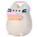 Lampe Pusheen Gamer ERIK allumée sur un bureau en bois clair avec ambiance cosy