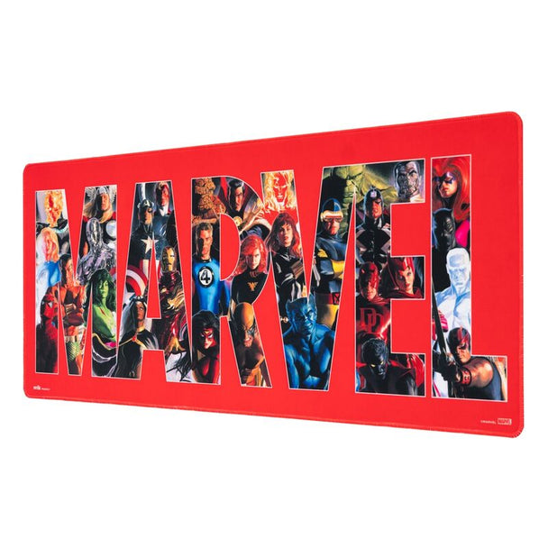 Vue panoramique du tapis gaming Marvel Avengers ERIK avec clavier et souris positionnés dessus