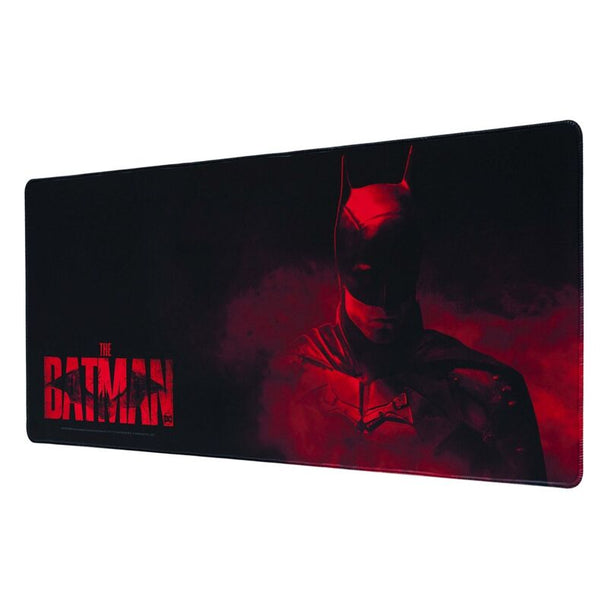 Vue rapprochée du tapis de bureau gaming Batman DC Comics ERIK montrant le logo distinctif sur une surface textile noire waterproof
