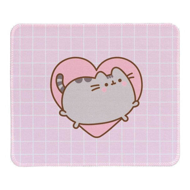 Vue rapprochée du tapis de souris Pusheen Moments ERIK montrant le design coloré et la texture textile haute densité