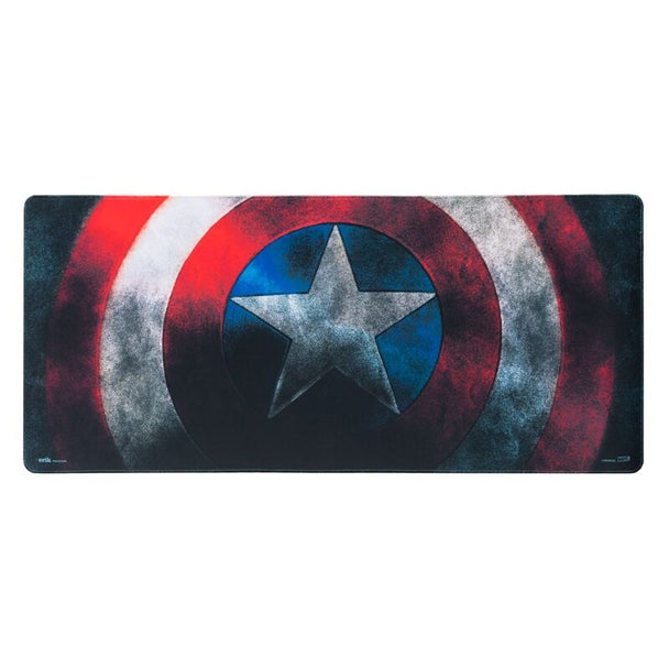 Gros plan sur la surface textile haute densité et imperméable du tapis gaming Captain America ERIK