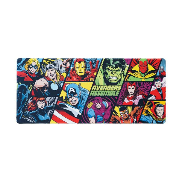 Gros plan sur la surface textile haute densité et résistante à l'eau du tapis gaming Marvel Avengers