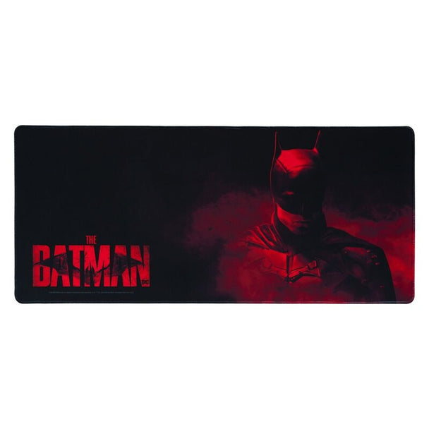 Image du tapis gaming Batman ERIK posé sur un bureau avec clavier et souris, illustrant sa grande taille de 80x35cm