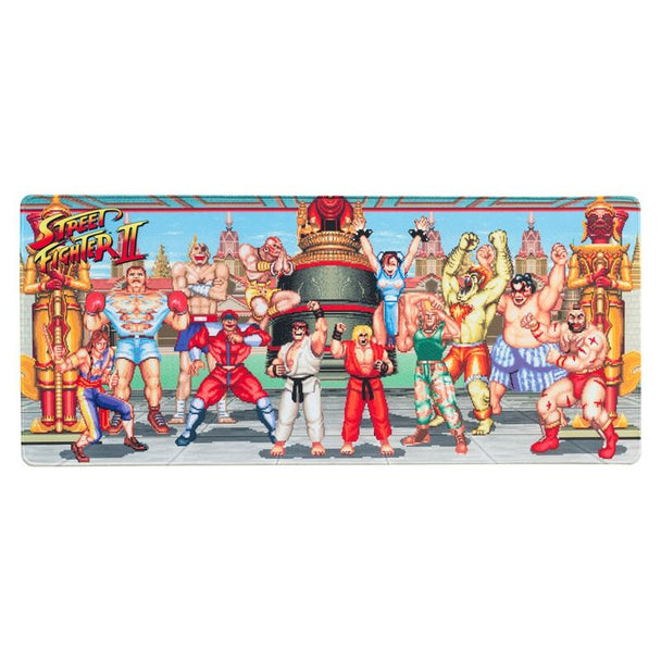 Image du tapis de souris Street Fighter ERIK posé sur un bureau avec clavier et souris pour démontrer sa taille 80x35cm.
