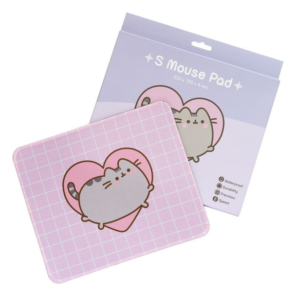 Tapis de bureau Pusheen Moments ERIK avec clavier et souris posés dessus, illustrant la taille pratique du produit