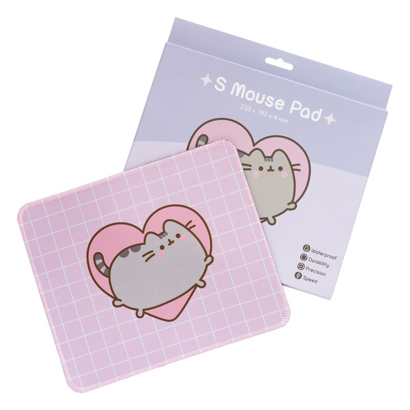 Tapis de bureau Pusheen Moments ERIK avec clavier et souris posés dessus, illustrant la taille pratique du produit