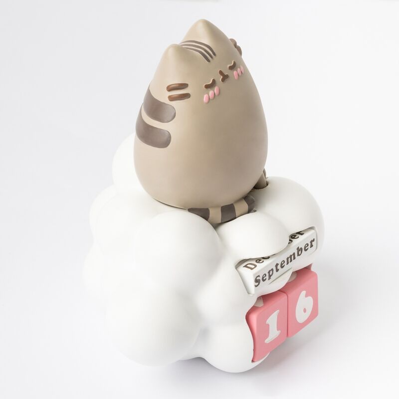Calendrier perpétuel Pusheen posé sur un bureau décoré avec des accessoires mignons
