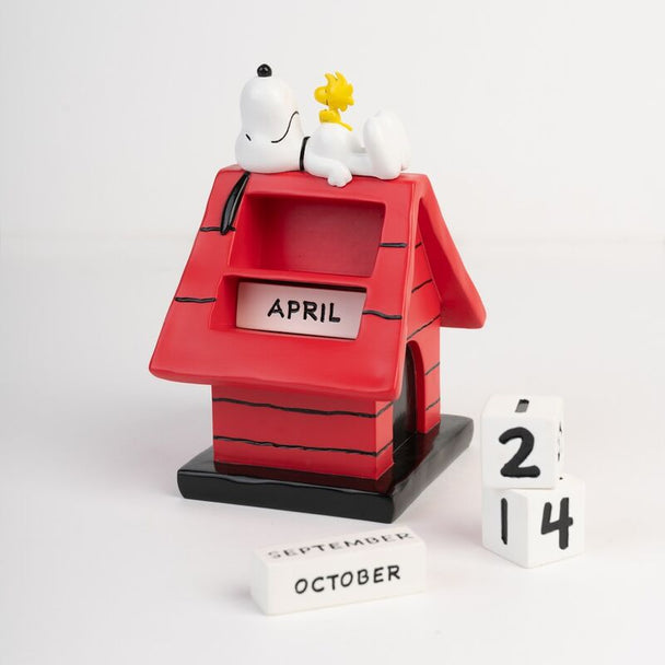 Détail du design coloré et artisanal du calendrier Snoopy Doghouse montrant la niche et Snoopy sculpté