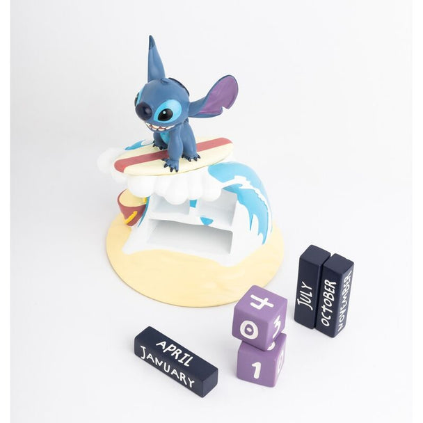 Zoom sur les détails du personnage Stitch Surfer du calendrier perpétuel Disney, finition artisanale précise