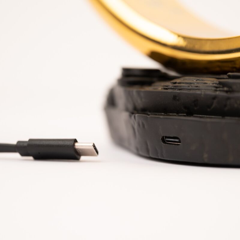 Lampe Le Seigneur des Anneaux fonctionnant avec câble USB type C, affichant son alimentation pratique