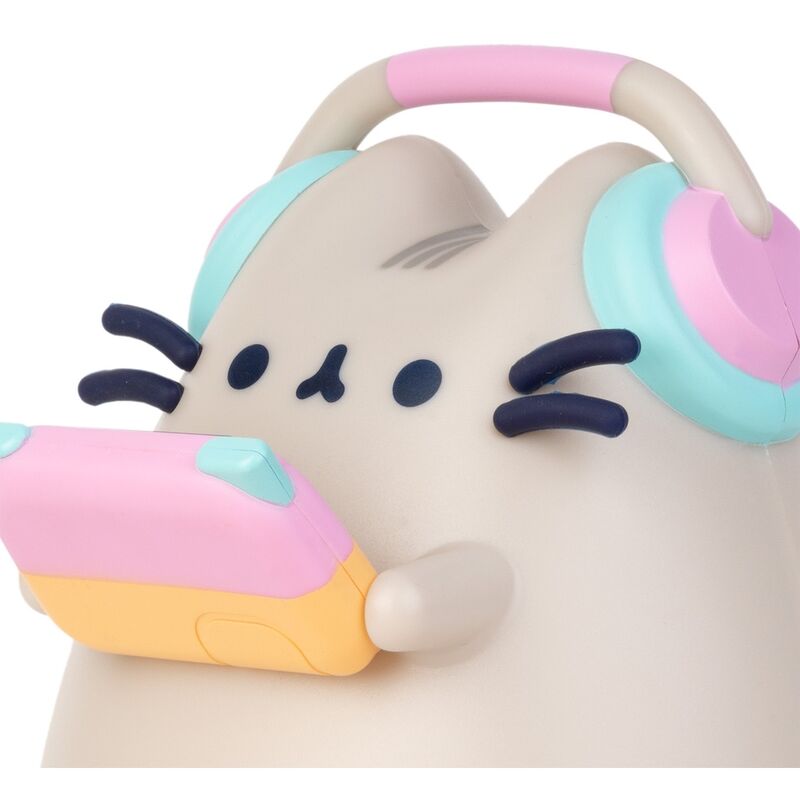 Lampe Pusheen posée à côté d’un ordinateur portable avec câble USB branché