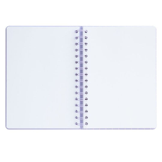 Fermeture élastique noire entourant le carnet Pusheen Moments pour sécuriser les pages