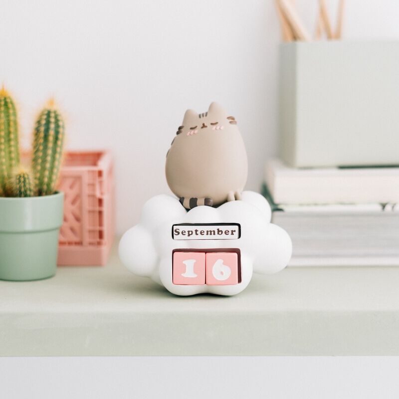 Zoom sur la finition artisanale et les couleurs vives du calendrier perpétuel Pusheen