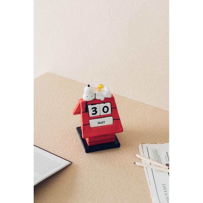 Photo du calendrier perpétuel Snoopy en résine avec indication des blocs de date amovibles en bois peint