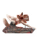 Calendrier perpétuel 3D Demogorgon Stranger Things placé sur un bureau décoré