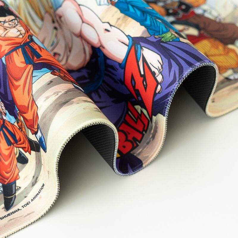 Zoom sur les bords renforcés du tapis de bureau Dragon Ball Z ERIK pour une meilleure résistance à l'usure
