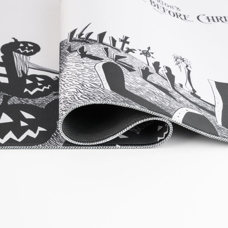 Image montrant les bords renforcés et cousus du tapis gaming Disney Nightmare Before Christmas