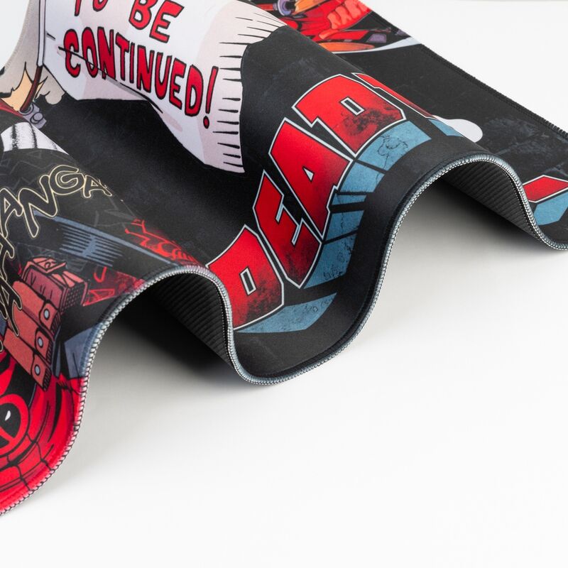 Gros plan sur les bords renforcés du tapis de bureau Deadpool pour une meilleure durabilité