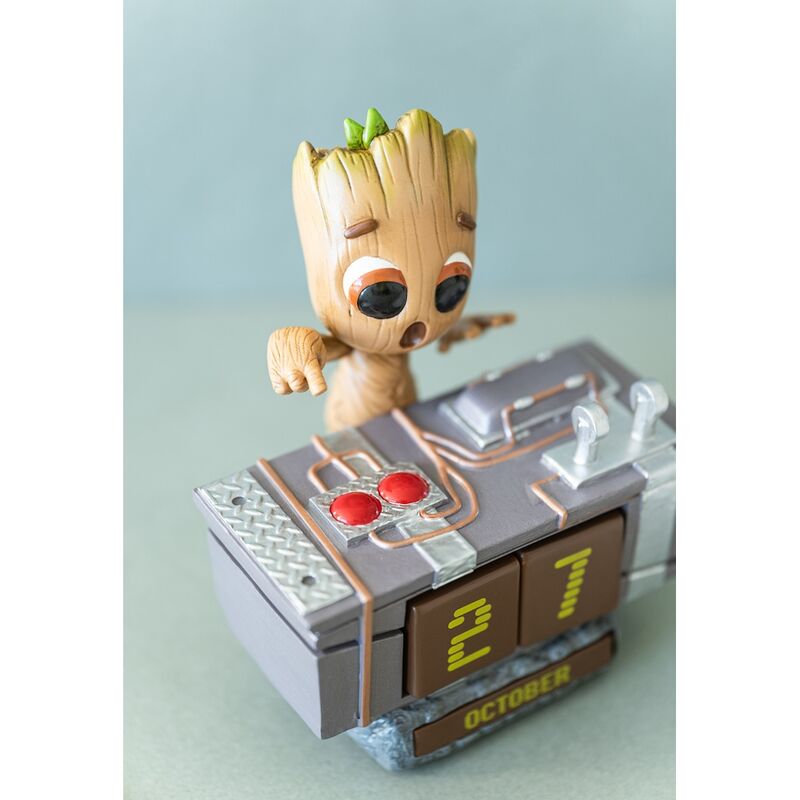 Calendrier Groot posé sur un bureau moderne pour décoration geek