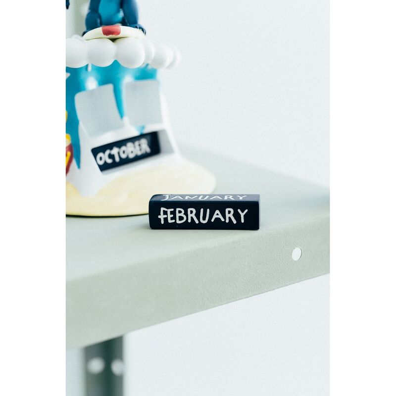 Calendrier perpétuel Stitch Surfer Disney exposé sur une étagère, décor idéal pour bureau ou chambre