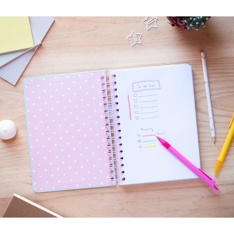 Présentation complète du cahier Pusheen Foodie A5 ERIK ouvert sur une table avec accessoires de bureau