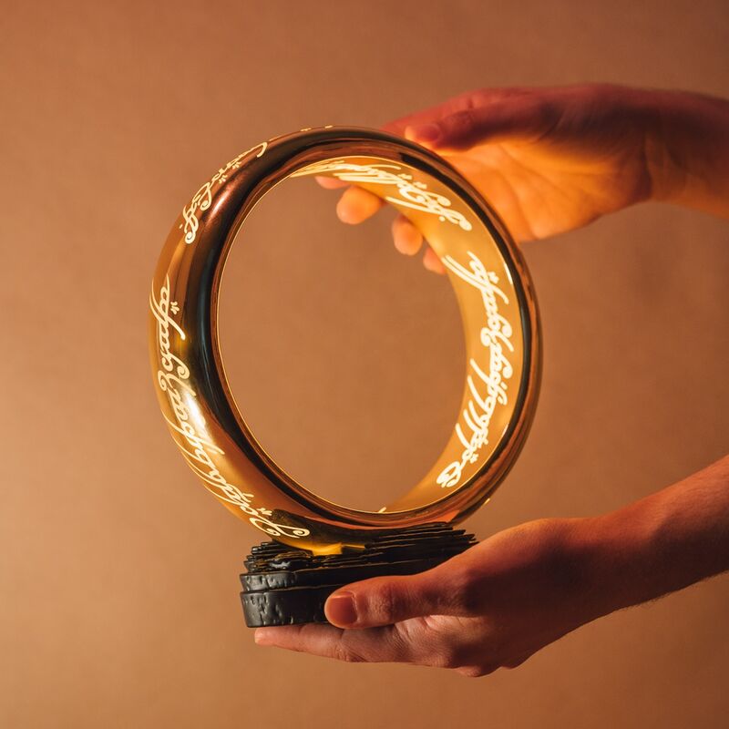 Ensemble des cinq images montrant la lampe Anneau Unique ERIK sous différents angles et éclairages