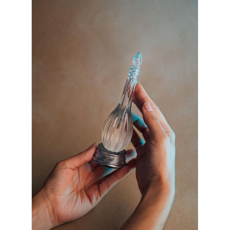 Lampe Earendil allumée dans une ambiance tamisée, décorant une étagère avec objets Tolkien