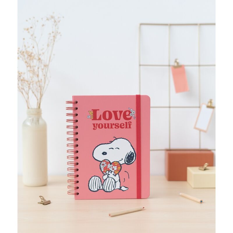 Coins arrondis du cahier A5 Snoopy Love Yourself offrant un design élégant et durable