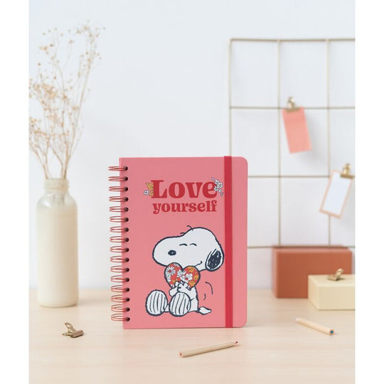 Coins arrondis du cahier A5 Snoopy Love Yourself offrant un design élégant et durable