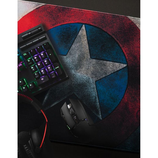 Mise en situation du tapis gaming Captain America avec clavier et souris sur un bureau moderne