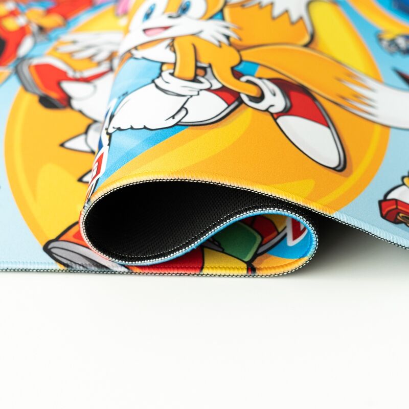Tapis gaming Sonic the Hedgehog ERIK déployé sur un bureau, mettant en valeur son design et ses dimensions